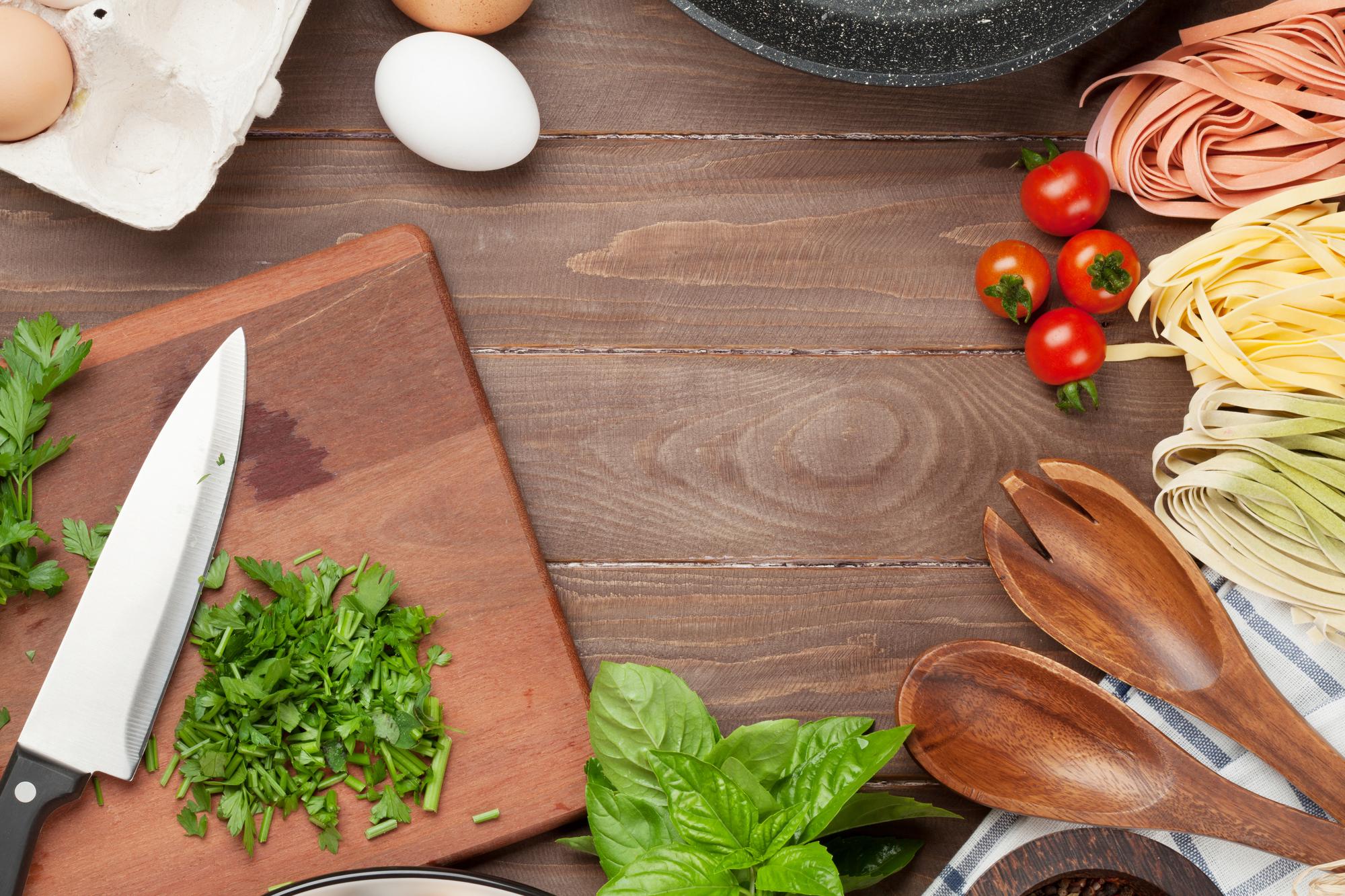 Set di utensili da cucina su tavolo