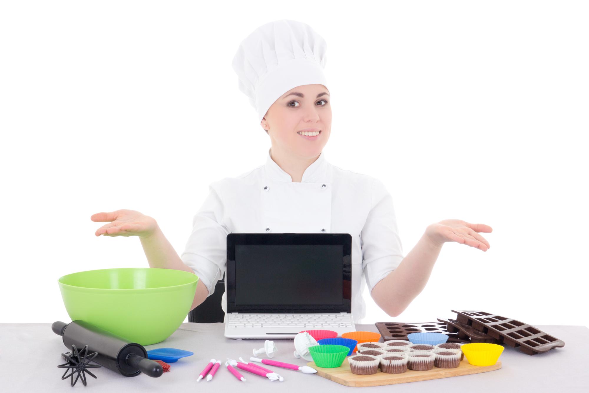 Chef Paolo al banco di lavoro con dolci
